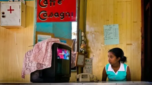 உள்நாட்டு தொலைக்காட்சி நிகழ்ச்சிகளைவிட வெளிநாட்டு சேனல்களைப் பார்ப்பதையே பலர் விரும்புகின்றனர்.