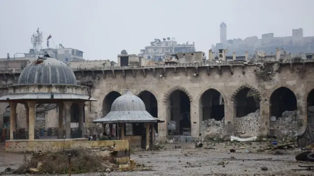 Cami hala yerinde ancak kubbesinden tabanına kadar kurşun delikleri ile dolu ve bir kısmı da yanmış