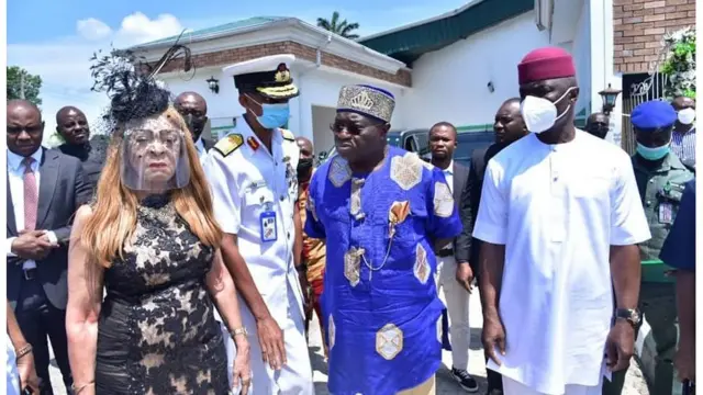 Nwunye Ndubuisi Kanu na Gọvanọ Okezie Ikpeazu nke Abia steeti