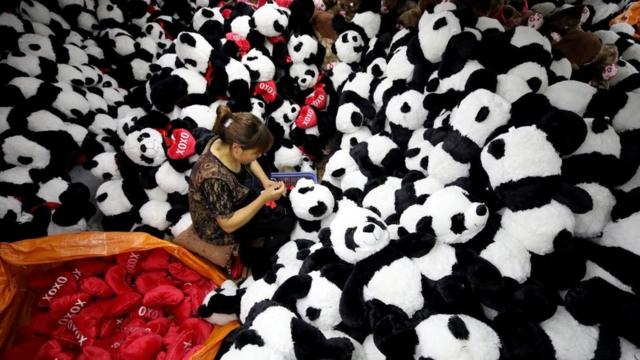 連雲港一家工廠生產的毛絨玩具，將向全球各國發貨。