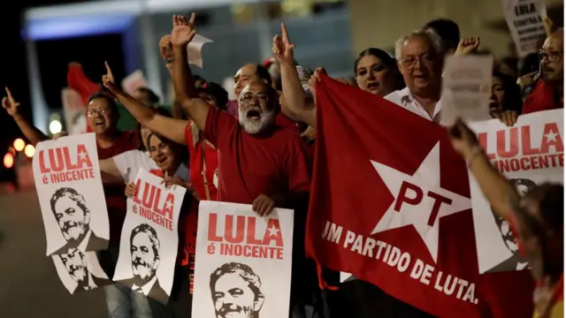 Manifestantes com cartazes a favoraposta ganha pagaLula