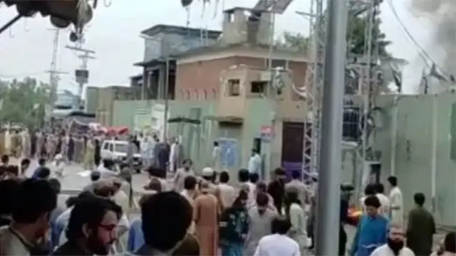 د قهرېدلو خلکو ډلې د پولیسو پر مرکز هم یرغل کړی او هلته ولاړ ګاډي یې سوځولي دي.