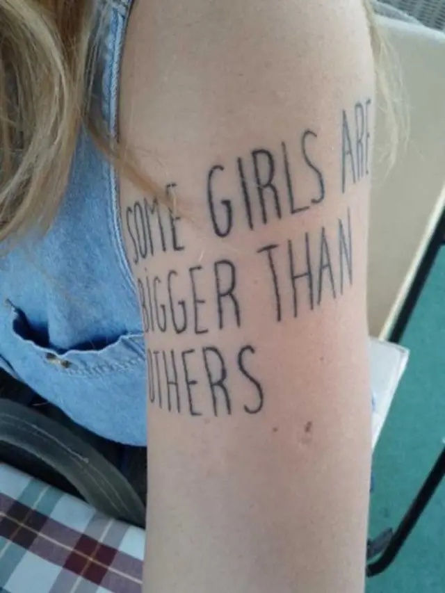 Tetovaža sa stihovima pesme Some Girls Are Bigger Than Others