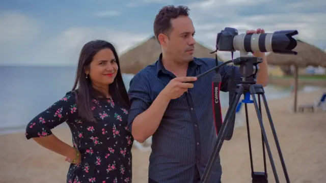Patricia Santacoloma grabando en Cuba.