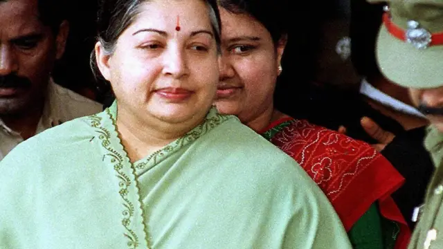 சொத்து குவிப்பு வழக்கு தொடர்பாக ஜெயலலலிதா டிசம்பர் 2001ல் சென்னை சிறப்பு நீதி மன்றத்தில் ஆஜராக வரும் போது, அவருக்கு பின் நிற்கும் சசிகலா