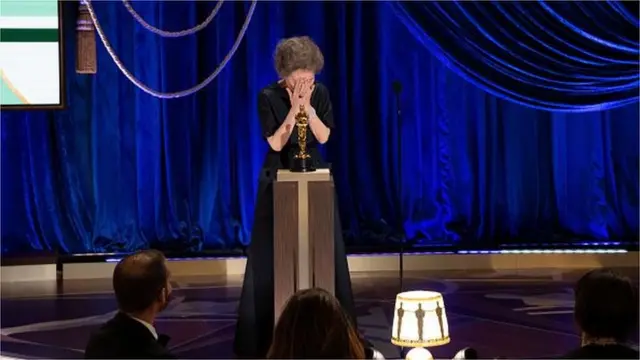 제93회 아카데미상 시상식 무대에 오른 윤여정