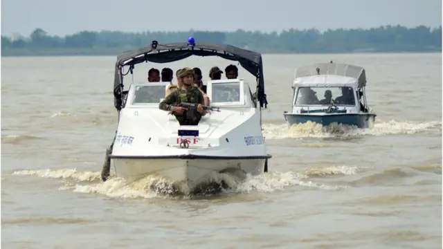 नदी में सुरक्षाबल करते हैं गश्त