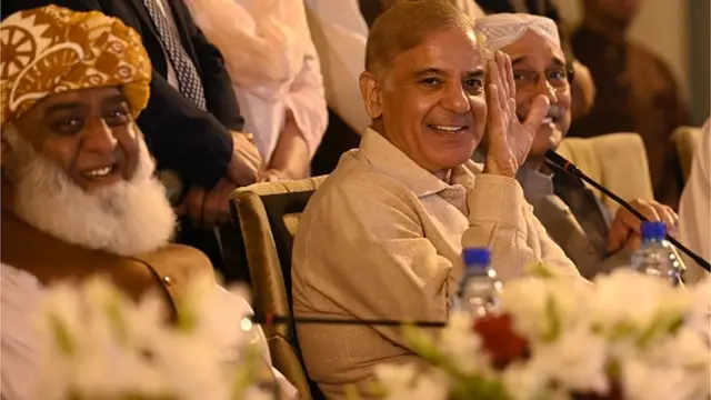 شهباز شريف في مؤتمر في إسلام أباد مع أحزاب أخرى