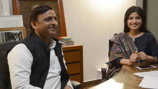অখিলেশ যাদব (বামে) ও তাঁর স্ত্রী ডিম্পল যাদবের ব্যাপক প্রচারণাও উত্তর প্রদেশে বিজেপি'র জয়রথ থামাতে পারেনি