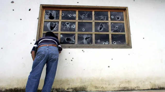 Las ventanas de la cárcel de Pavón luego de la "Operación Pavo Real".