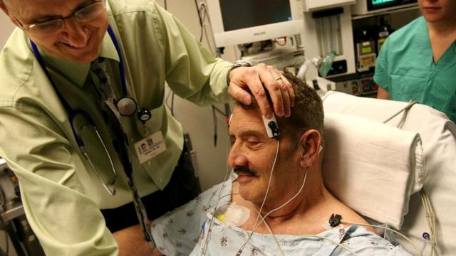 Пациент с тяжелой депрессией готовится к процедуре ЭСТ в больнице штата Северная Каролина (2008 год)