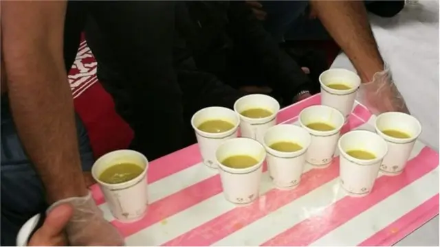 أكواب قابلة للتحلل لتوزيع العصير على الصائمين في مسجد دار الإسراء في كارديف