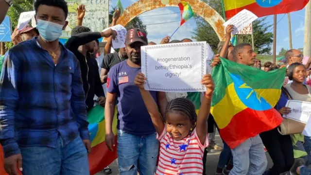 አንዲት ህጻን ከሰልፈኞቹ መካከል