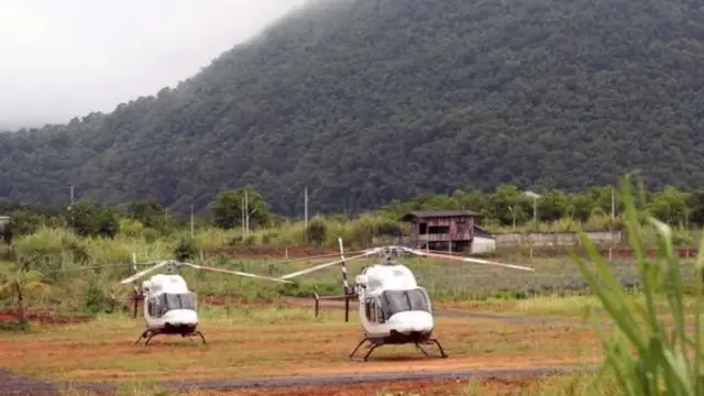 কিশোরদের গুহা থেকে বের করে যেন হাসপাতালে নিয়ে যাওয়া যায় সেজন্য দুটি হেলিকপ্টারও প্রস্তুত রাখা হয়েছে।