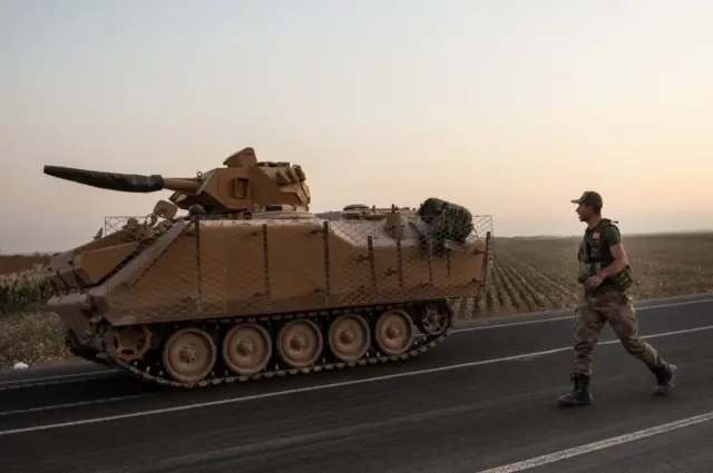 Akçakele'den Suriye'ye ilerleyen Türk tankı ve askeri