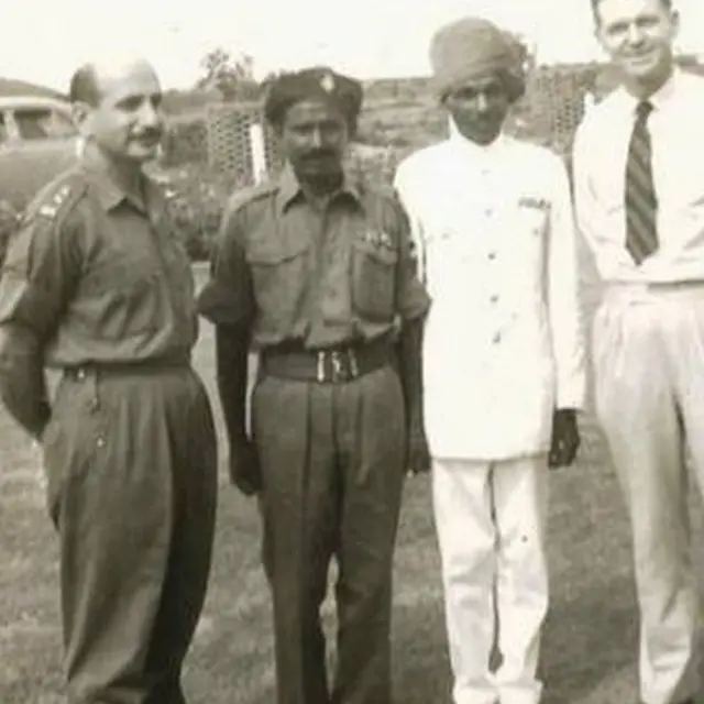 बबीना मेस में कर्नल तारपोर रसोइये और एक अंग्रेज़ आगंतुक के साथ