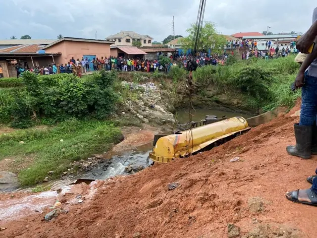 Tirela wo le ọkọ akero mọlẹ ninu koto