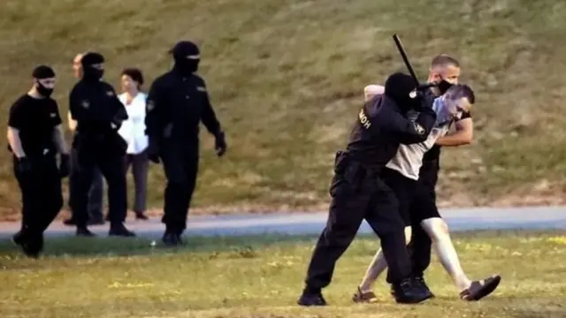 पुतिन ने कहा ज़रूरत पड़ी तो बेलारूस भेज सकते हैं पुलिस