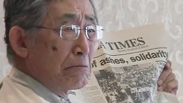 이경원 기자가 1992년 LA폭동 당시 한인들의 투쟁이 실린 신문을 들고 사건을 설명하고 있다