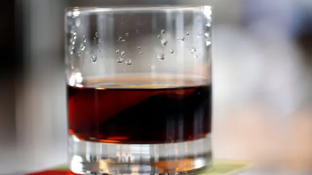 стакан с алкогольным напитком