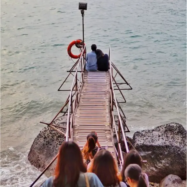 ケニー・リーさんが、香港のサイワン・スイミング・シェッドで、順番待ちの列を撮影したのがこの写真