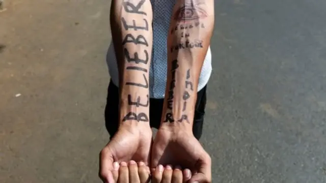 பீபரை தன்னுடைய கையில் எழுதிய ரசிகர்