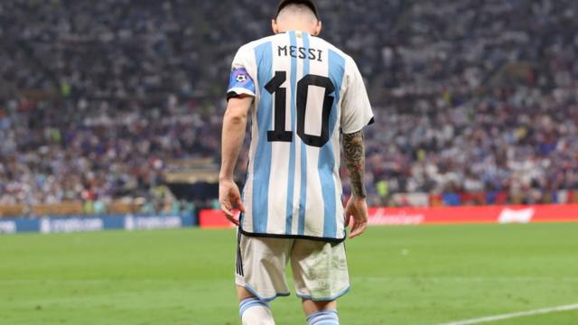 Messi de costas no campo, mostrando o número 10 na camisa