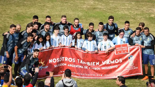 বুয়েনস আয়ারসে আনুশীলনের সময় ক্ষুদে ফ্যানদের সাথে ছবি তুলছেন আর্জেন্টিনার বিশ্বকাপ দল, মে ২৭, ২০১৮