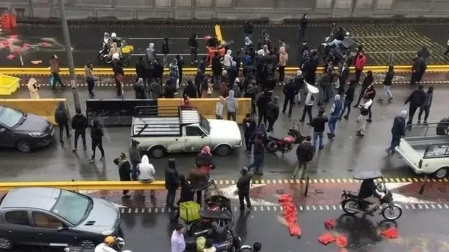 معترضان که با شوک قیمت سه برابری بنزین مواجه شده بودند در تهران و سایر شهرها بعضی راه‌ها را بستند