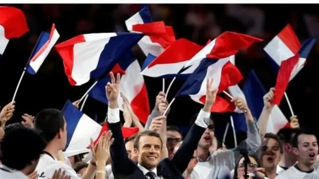 Merkezin adayı Emmanuel Macron değişim mesajı verdi.
