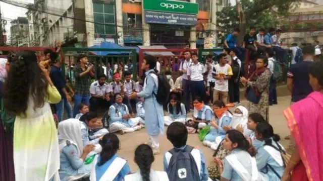 ঢাকায় নিরাপদ সড়ক আন্দোলনে শিক্ষার্থীরা।