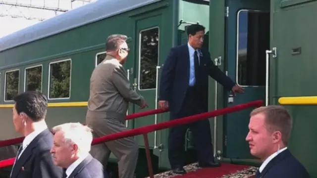 Ông Kim Jong-Il lên tàu trong chuyến thăm Nga hồi 2011.