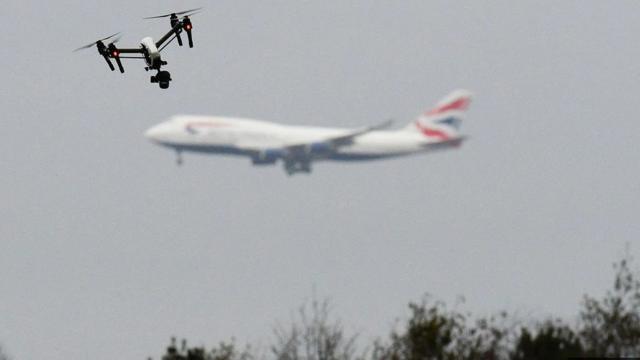西伦敦希思罗机场附近的无人机。