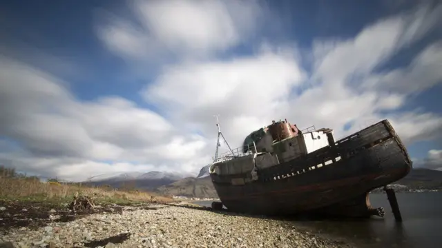 قارب قديم على شاطيء