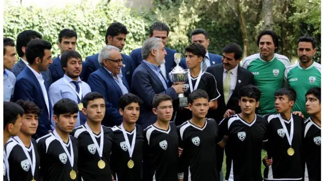 رئیس اجرایی عبدالله در میان تیم فوتبال زیر ۱۵ سال افغانستان