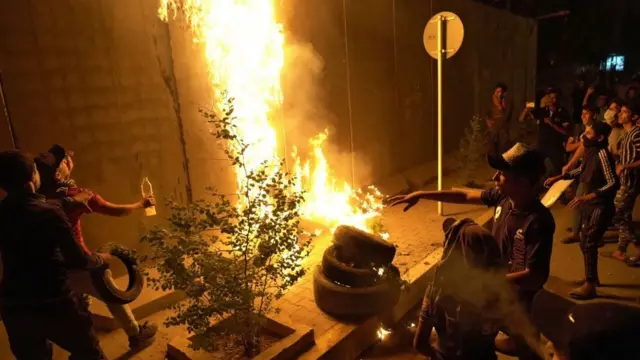 3 Kasım'da Kerbela'daki protestolarda İran Konsolosluğu'nu koruyan duvarlar ateşe verildi