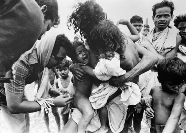 1971માં કોલેરાની મહામારી દરમિયાન એક બાળકને ઈન્જેક્શન આપી રહેલા સ્વાસ્થ્યકર્મી