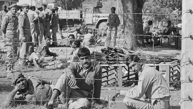 ঢাকায় আত্মসমর্পনের পর কাঁটাতারের বেড়ার মধ্যে বন্দী পাকিস্তানী সেনারা