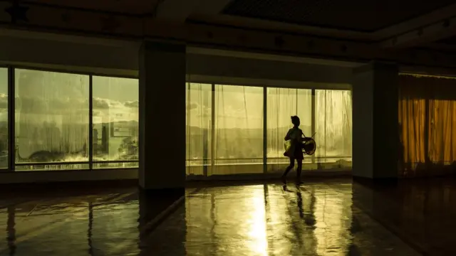 (캡션) 회령 학생소년궁전에서 장구를 치고 있는 여학생