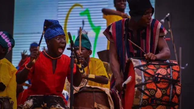 Ọmọde kan ati awọn akẹgbẹ n lu ilu