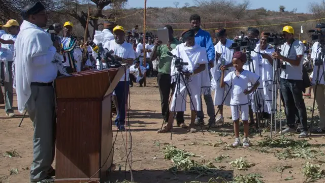 Se concentrer sur les personnes présentes plutôt que de se demander si vous parlez correctement peut aider à calmer les nerfs, disent les experts.