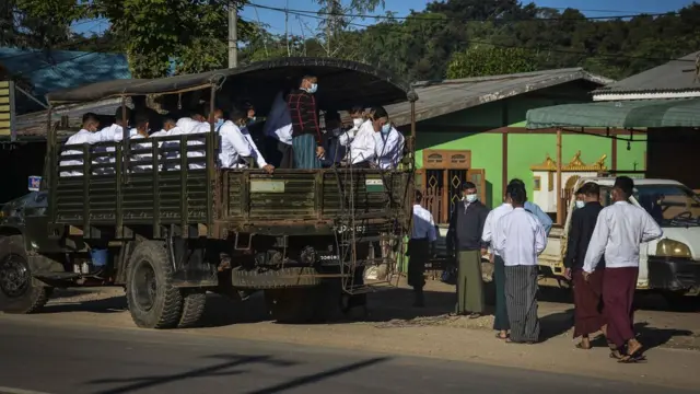 ပြင်ဦးလွင်မြို့ရှိ စစ်တက္ကသိုလ်ဗိုလ်လောင်းများ၊တပ်မိသားစုများနှင့် ပြည်သူများ မဲပေးစဥ်