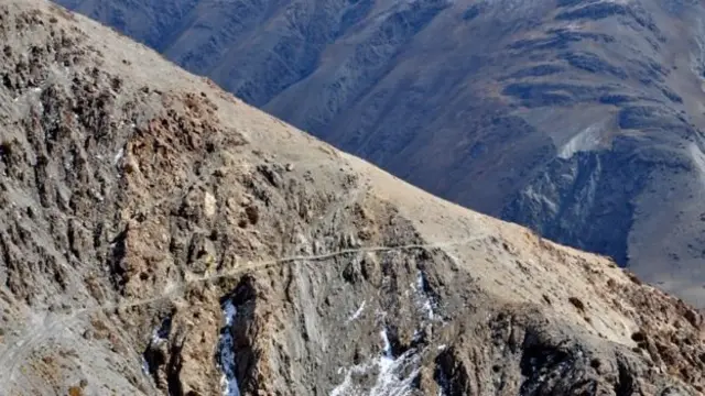 کوچني پامیر ته د رسېدو لپاره څلور ورځې پلي سفر ته اړتیا ده، چې له ډېرو لوړو او ژورو به تېرېږي