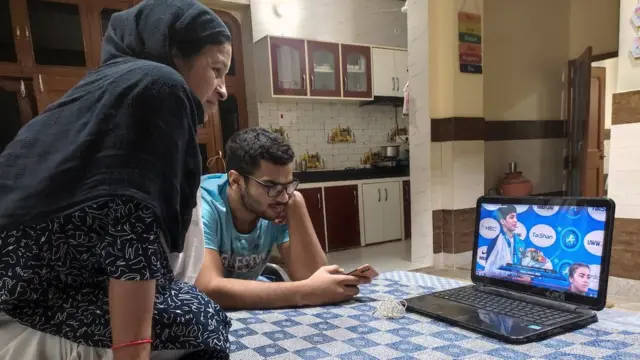 अंशु मलिक की मां, मंजू और भाई शुभम मलिक विश्व चैंपियनशिप का फ़ाइनल मैच देखते हुए