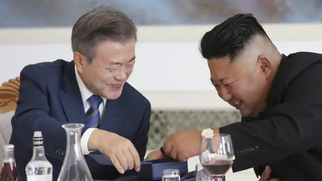 문재인 대통령과 김정은 위원장이 평양 옥류관 식당에서 점심 연회 중 대화하고 있다