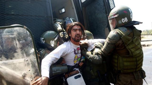 Jovem manifestante preso por forças militares.