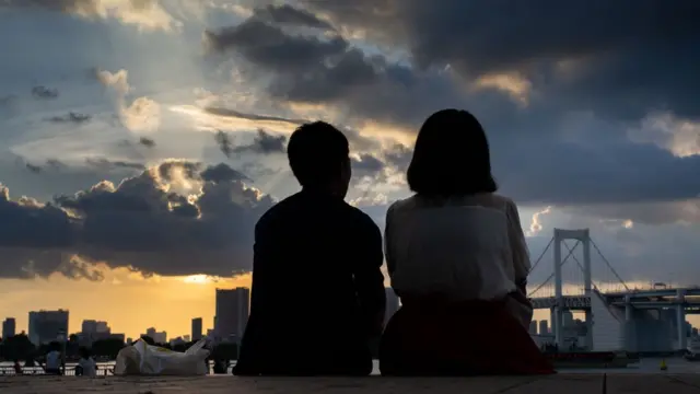 Casal vendo por do sol