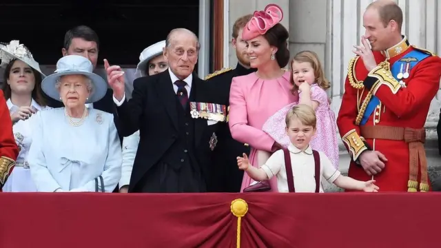 ملكة بريطانيا (على اليسار) وإلى يمينها أعضاء العائلة الملكية