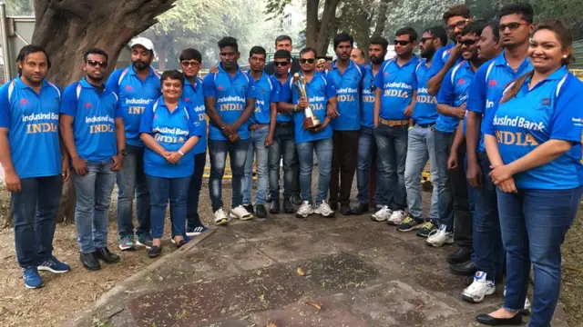 ట్రోఫీతో భారత అంధుల క్రికెట్ జట్టు ఆటగాళ్లు