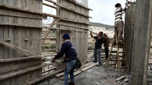 Pekerja Palestina bekerja di sektor bangunan.